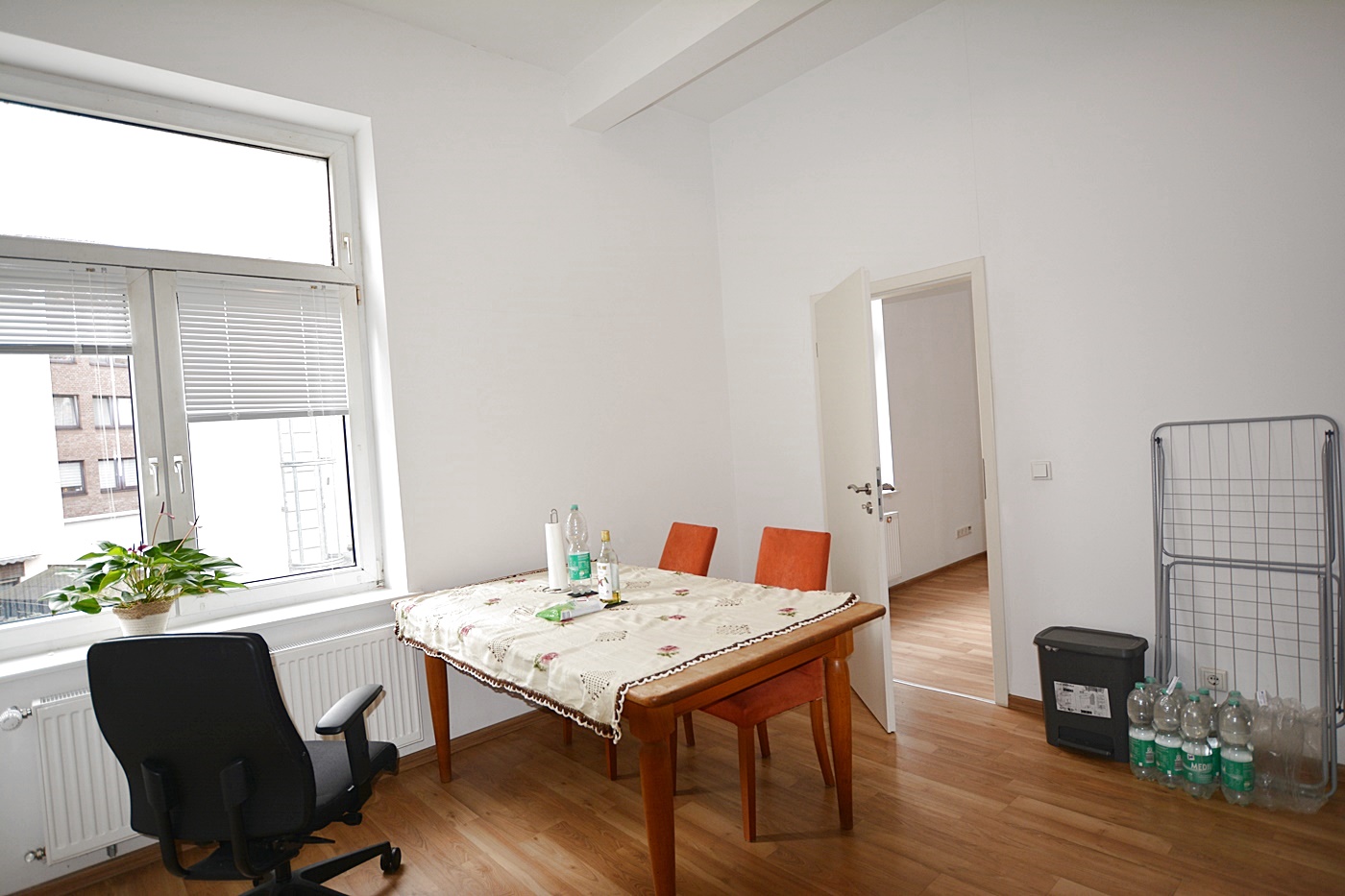 Ideal für die ersten eigenen 4 Wände – helle 1-Zimmer Wohnung im 1.OG in schönem Altbau - Photo 1