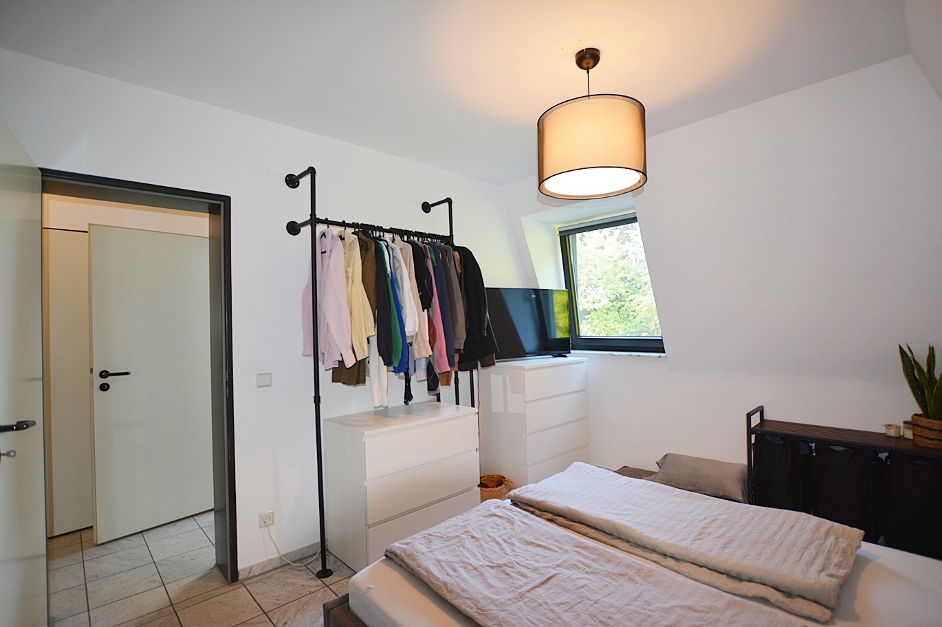 Helle 3- Zimmer-Wohnung im 2.OG (Dachgeschoss) mit Balkon in äußerst gepflegtem Mehrfamilienhaus - Foto 5